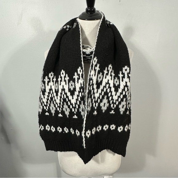 Old Navy Black and White Reversible Knit Scarf - Picture 2 of 6